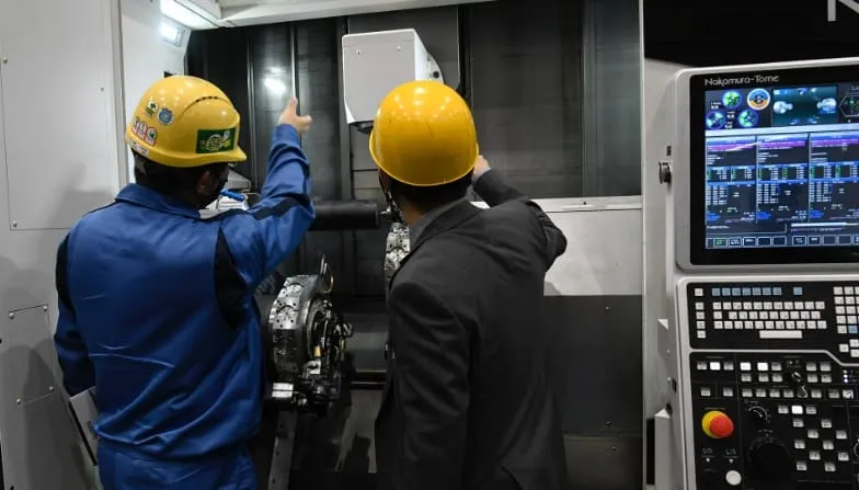 お客様の設備を下見している様子